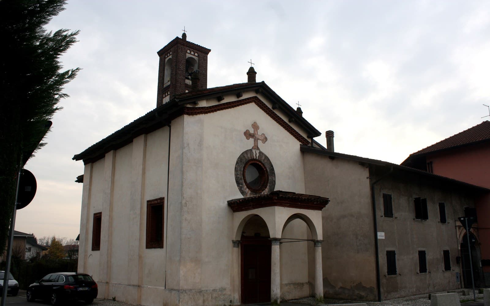 Chiesa di San Giacomo a Gerenzano, con il portico e il campanile in mattoni