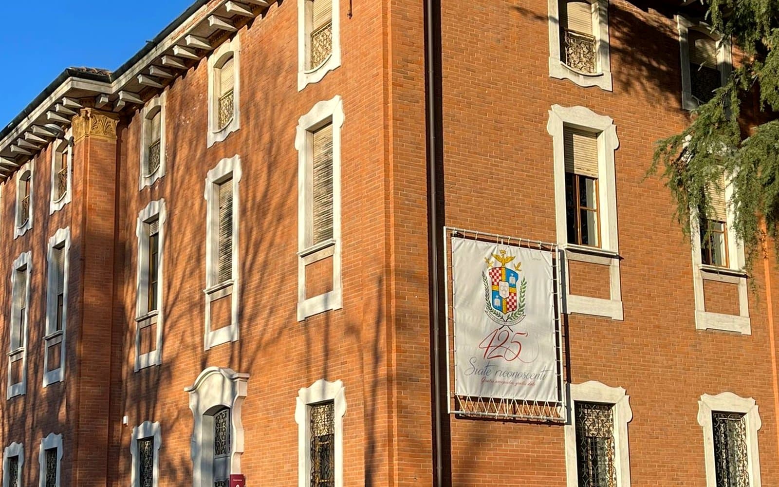 Facciata in laterizio del Collegio Rotondi a Gorla Minore