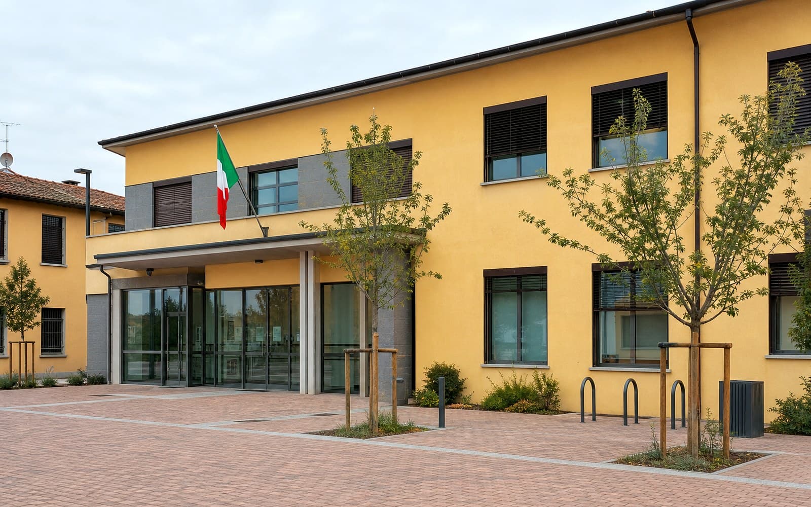 Piazzale e edificio civico a Rovello Porro