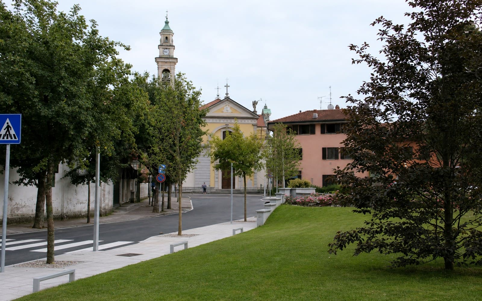 Piazza Sant'Anna e il centro di Locate Varesino, con la chiesa e il campanile