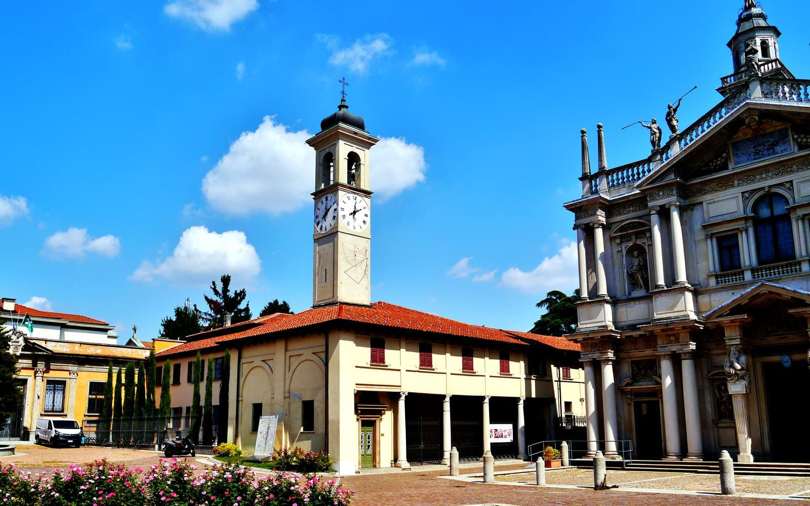 Santuario della Beata Vergine dei Miracoli e piazza a Saronno